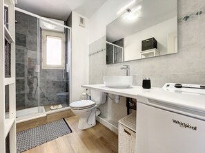 Douche, séchoir à cheveux, serviettes fournies