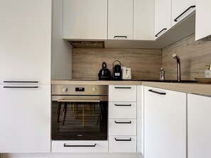 Frigorifero, microonde, piano cottura, macchina per tè/caffè