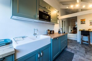 Kühlschrank, Mikrowelle, Ofen, Geschirrspüler