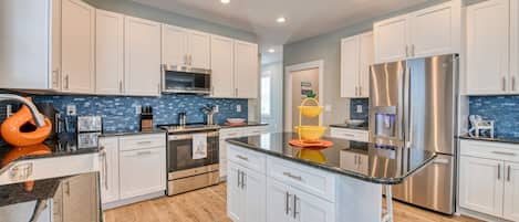 Kylskåp, mikrovågsugn, ugn och spishäll