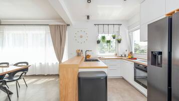 Fridge, microwave, oven, stovetop