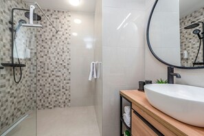 Dusj, hårføner og håndklær