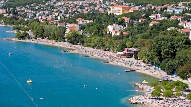 A coastal town with a beach, buildings, and a clear blue sea. - Modern apartment with terrace and fantastic sea view (Crikvenica)