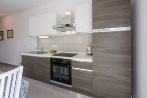 Kühlschrank, Ofen, Herdplatte, Wasserkocher mit Kaffee-/Teezubehör