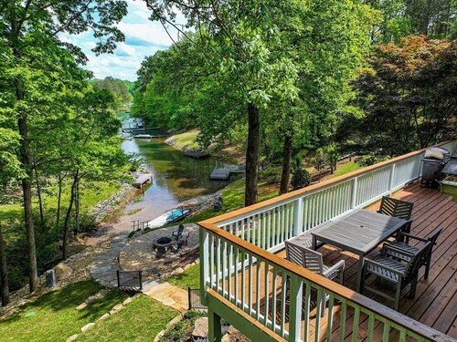 NEW! Beautiful 5 bedroom Lake Keowee Cove Home!