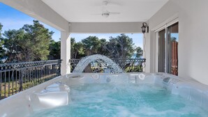 A hot tub on a balcony with a view of trees and a railing. - Carolus Dalmatia in Vodice (Vodice)
