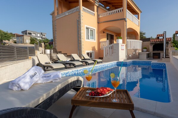 Villa | 4 bedrooms - Patria in Ra anj With 4 Bedrooms and 2 Bathrooms (Rogoznica)