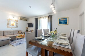 Villa | 4 bedrooms - Patria in Ra anj With 4 Bedrooms and 2 Bathrooms (Rogoznica)