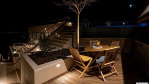 A rooftop terrace with a dining table, chairs, and a small tree. - Soul Stella in Kor ula (Korčula)