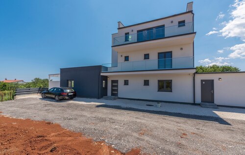 Luna in Pomer With 6 Bedrooms and 6 Bathrooms