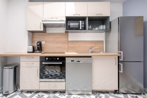 Réfrigérateur, micro-ondes, four, plaque de cuisson