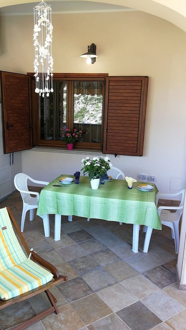 Outdoor dining - Comfortable apartment in Buggerru (Bugerru)