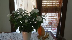 Une table avec un livre, une bougie et une plante en pot.