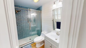 Combined shower/bathtub, towels - $250 Golf Cart Rental Rebate, Private Pool, Quiet Street (isle of palms)