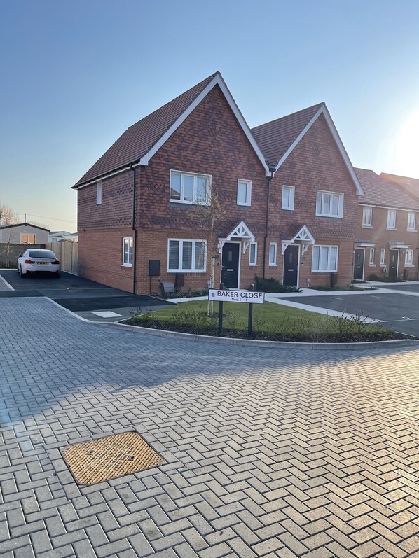 Exterior - Stylish & cosy home located in Bracklesham Bay - 8 minute walk to the beach (Chichester)