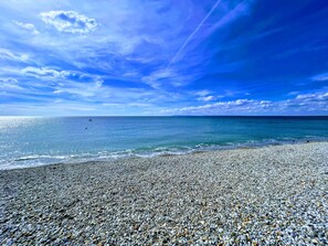 Beach - Stylish & cosy home located in Bracklesham Bay - 8 minute walk to the beach (Chichester)