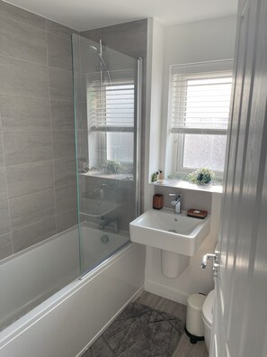 Shower, hair dryer, towels, soap - Stylish & cosy home located in Bracklesham Bay - 8 minute walk to the beach (Chichester)