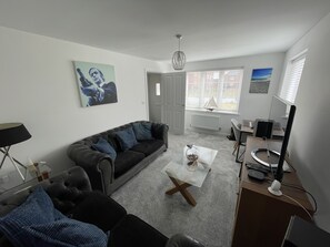 Smart TV, video games, stereo - Stylish & cosy home located in Bracklesham Bay - 8 minute walk to the beach (Chichester)