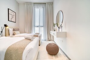 2 chambres, coffres-forts dans les chambres, fer et planche à repasser