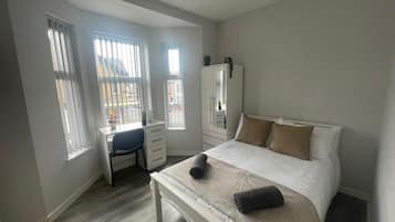 1 dormitorio, tabla de planchar con plancha, wifi y ropa de cama