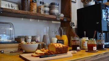 Petit déjeuner continental (14 EUR par personne)