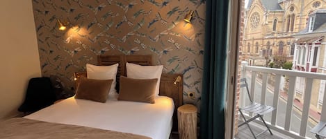 Chambre Double Confort Balcon | Individually decorated, individually furnished, laptop workspace