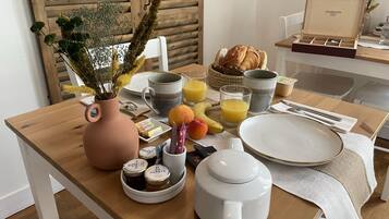 Se ofrece un desayuno continental (14 EUR por persona)