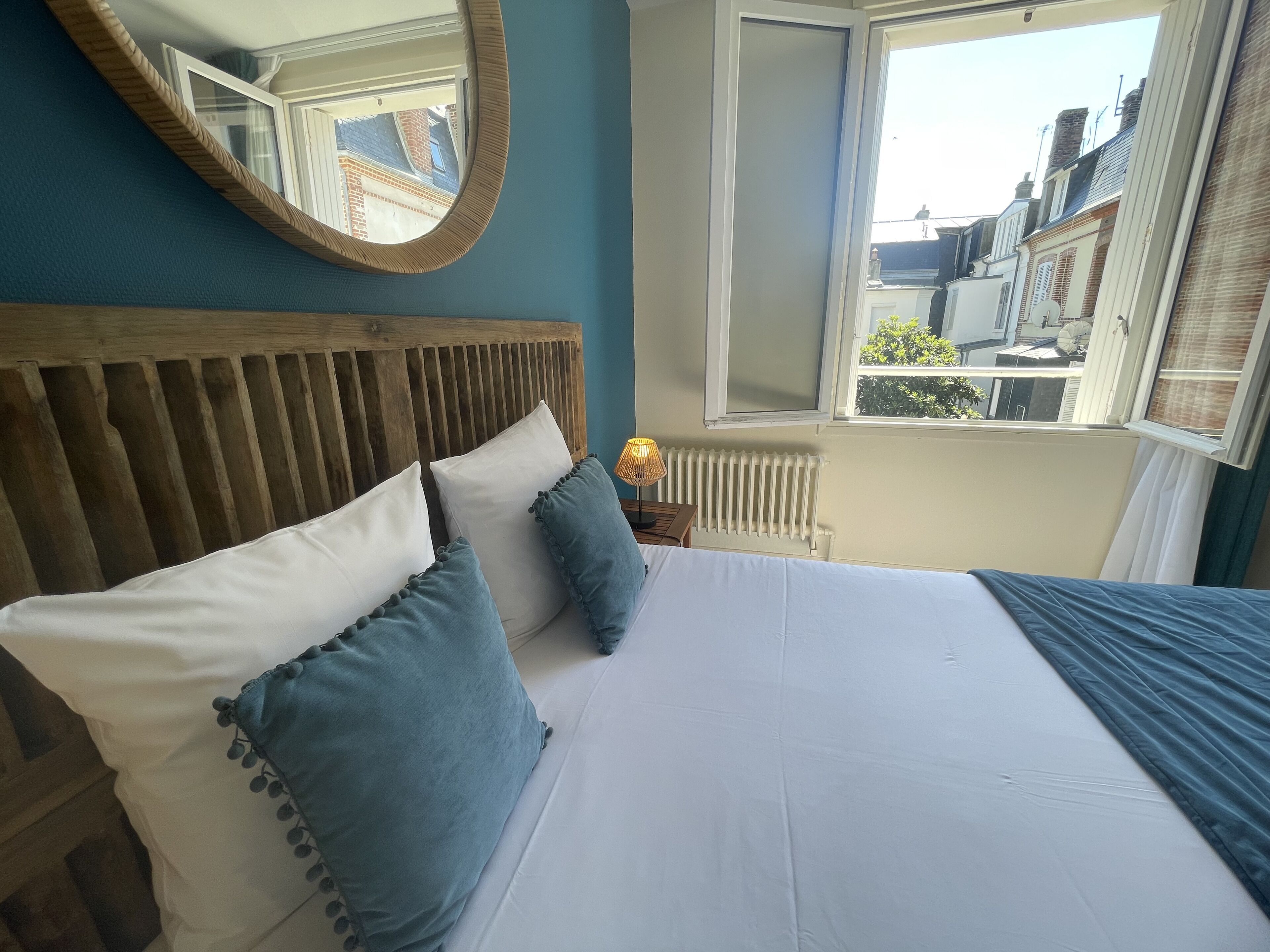 Comfort tweepersoonskamer | Individueel gedecoreerd, individueel gemeubileerd, een laptopwerkplek