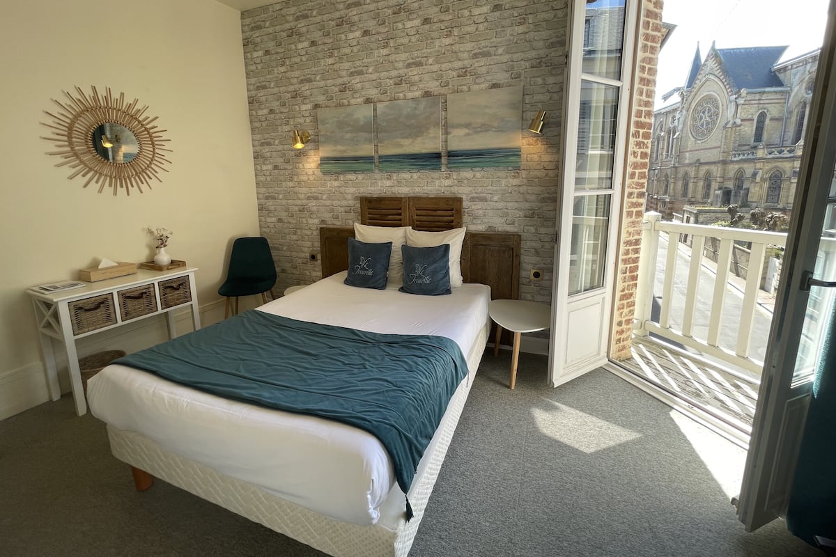 Chambre Double Confort Balcon | 1 bedroom, individually decorated, individually furnished