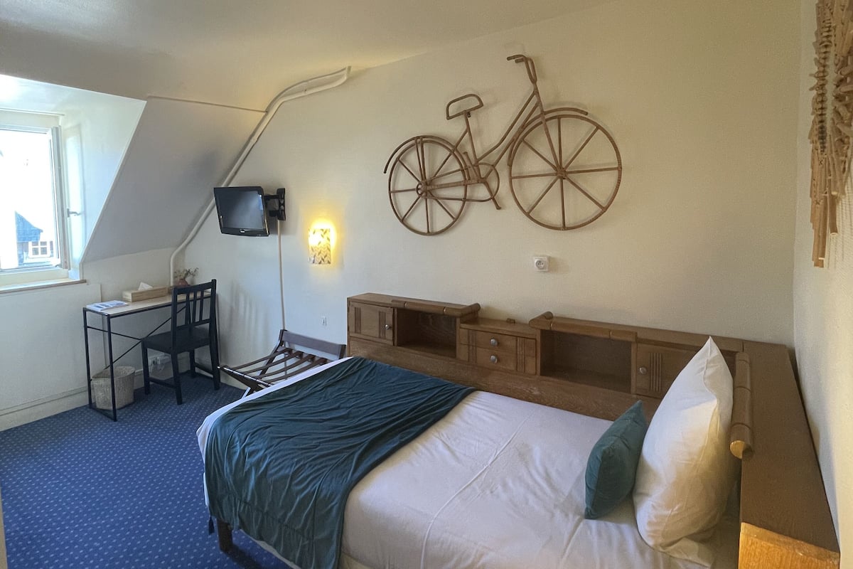 Chambre Simple | 1 bedroom, individually decorated, individually furnished