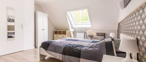 2 bedrooms, iron/ironing board, travel cot, free WiFi