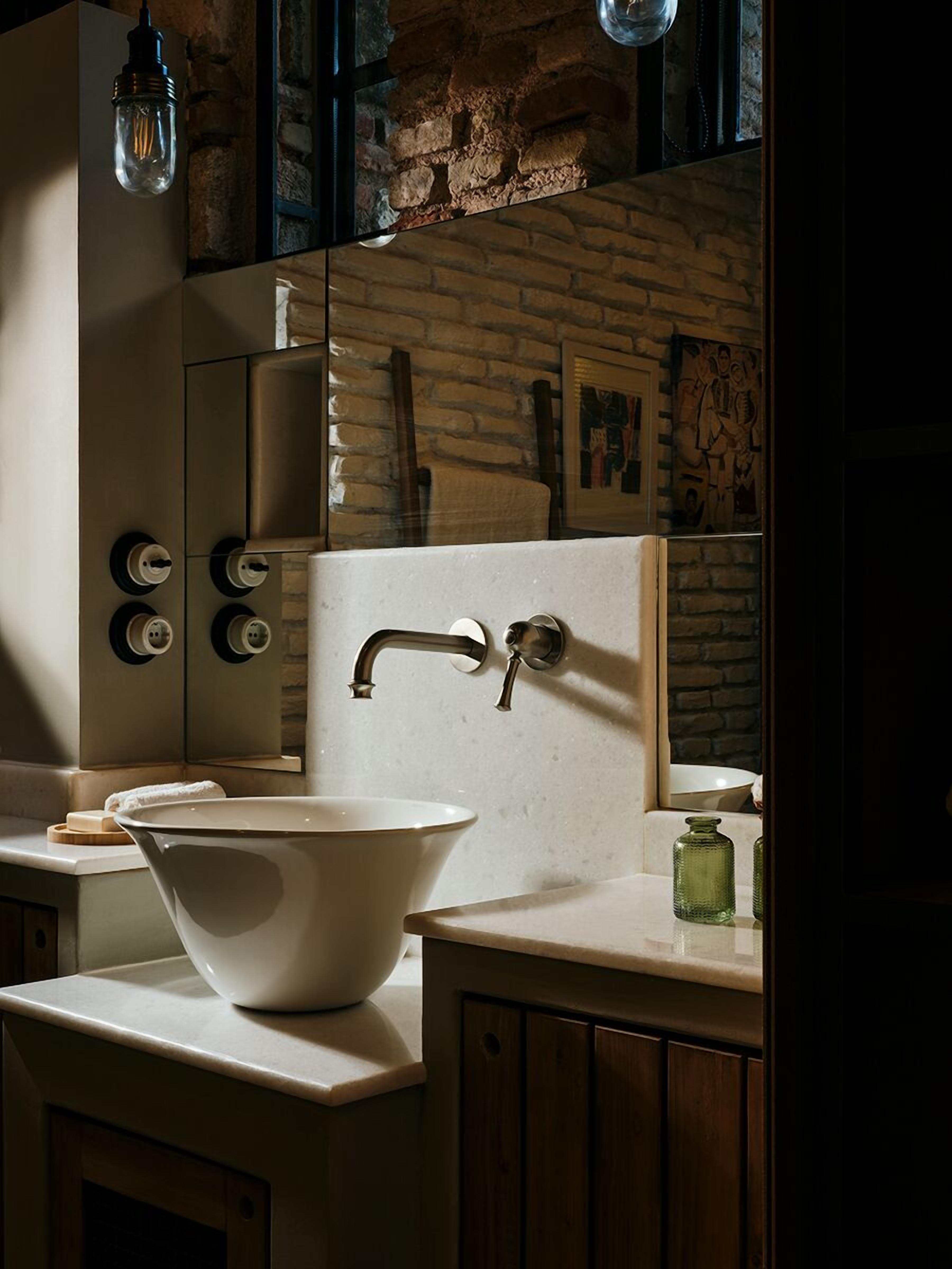 Vatos - Grand Suite Acropolis View | Bathroom | Shower, rainfall showerhead, designer toiletries, hair dryer