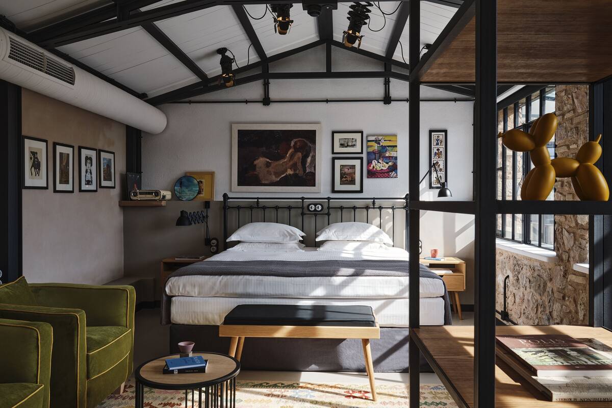 Louisa - Deluxe Acropolis View Suite | 1 ห้องนอน, เครื่องนอนระดับพรีเมียม, เตียงพร้อมฟูกเสริมที่นอน, มินิบาร์