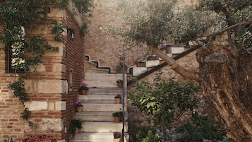 Elea - Deluxe Courtyard Suite | Garden view