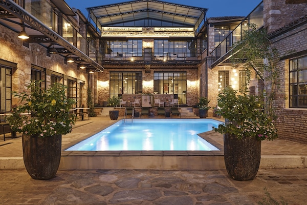 Una piscina al aire libre