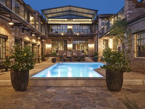 Outdoor pool - Not Hotel (Athens)