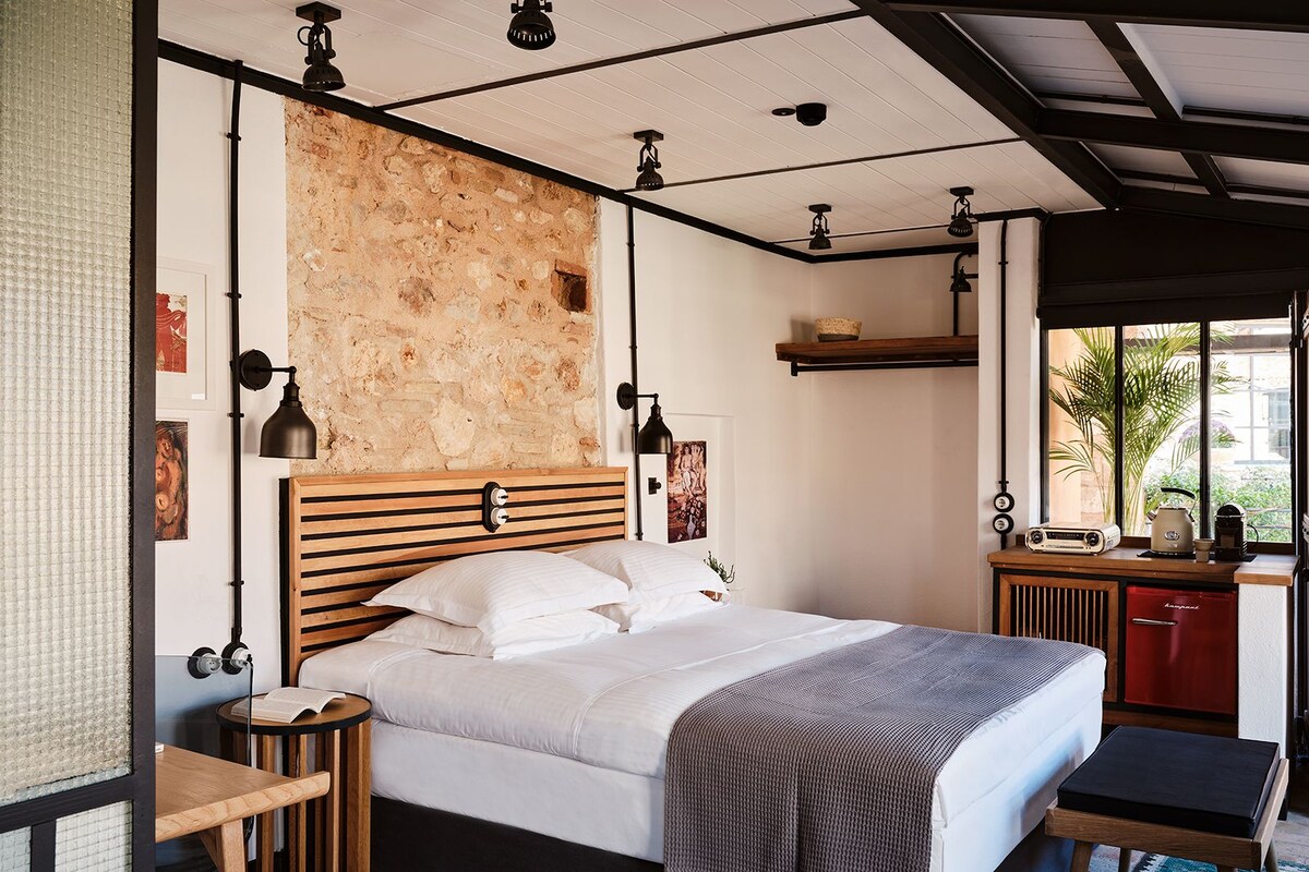 Levanda - Superior Elevated Suite with Private Balcony