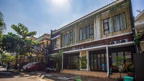 A building with a sign reading "CASA IS 16". - Casa TS 16 Guest House by Pesen Kamar (Malang)