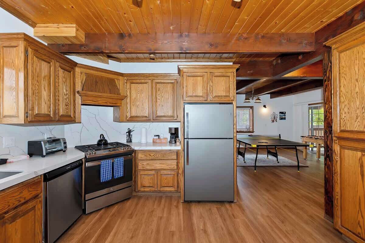 Kylskåp, mikrovågsugn, ugn och spishäll