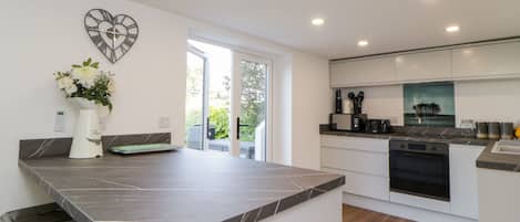 Kühlschrank, Geschirrspüler, Wasserkocher, Toaster