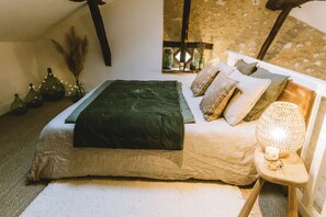 1 chambre, bureau, fer et planche à repasser, lit parapluie