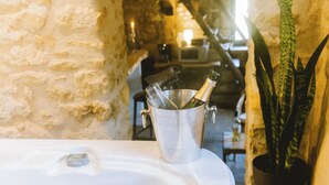 A metal bucket with a bottle and glasses on a white sink. - Romantic stay with spa, sauna and home cinema (Beaumontois-en-Périgord)