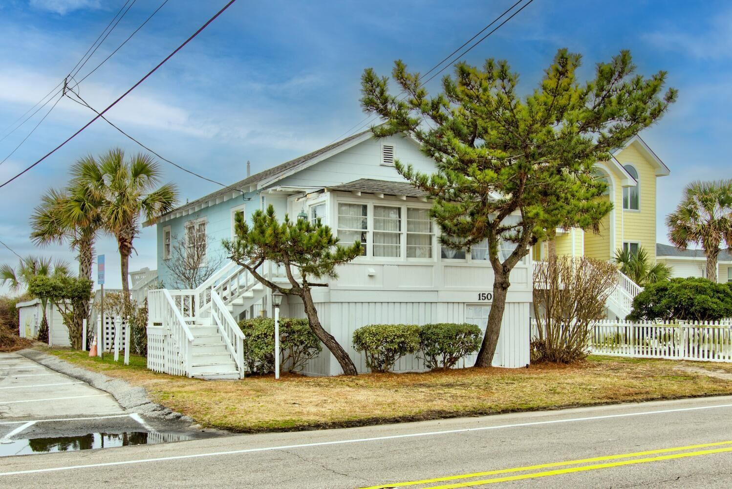 SL1501L: Starfish Cottage Lower: Oceanfront, Dog-Friendly Vintage Cottage