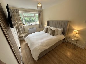 Apartment | 2 bedrooms, iron/ironing board, free WiFi, bed sheets - Charming 2-bed Apartment in Danbury, Essex (Chelmsford)