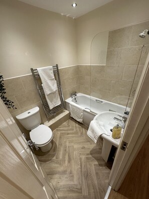 Apartment | Bathroom | Shower, towels - Charming 2-bed Apartment in Danbury, Essex (Chelmsford)