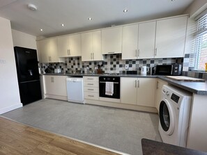 Apartment | Private kitchen | Fridge, microwave, oven, stovetop - Charming 2-bed Apartment in Danbury, Essex (Chelmsford)