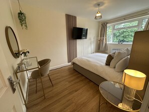 Apartment | 2 bedrooms, iron/ironing board, free WiFi, bed sheets - Charming 2-bed Apartment in Danbury, Essex (Chelmsford)