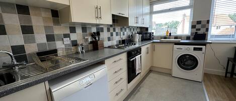 アパートメント | 専用キッチン | 冷蔵庫、電子レンジ、オーブン、コンロ