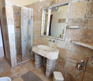 Dusche, Haartrockner, Bidet, Handtücher