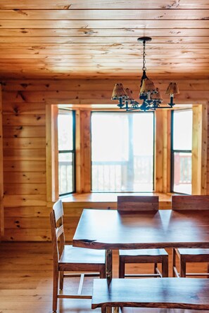 Dining - NEWLY RENOVATED 4 br, Beautiful Views, Game Room, Theater Room, Sleeps 12 (Sevierville)